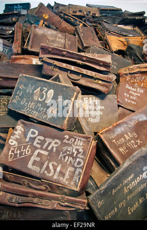 Bagagli di vittime visualizzati ad Auschwitz campo di Auschwitz-Birkenau Memorial Museo di Stato. Foto Stock