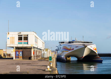 Il Condor catamarano cross channel ferry è ormeggiato a Weymouth Harbour in una giornata soleggiata con un cielo azzurro. Foto Stock