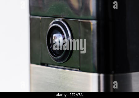 L'anello internet video citofono da ring.com che registra video di movimento e avvisa gli utenti tramite il proprio smartphone Foto Stock