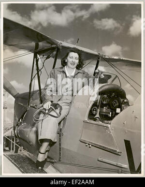 Dawn o'Mara, nella foto seduta sul bordo della cabina di pilotaggio di un biplano de Havilland DH82 Tiger Moth, nel 1953. Il Tiger Moth è un velivolo bi-Wing, open-cockpit ampiamente utilizzato per l'addestramento durante gli anni '1930 e '1940 Foto Stock
