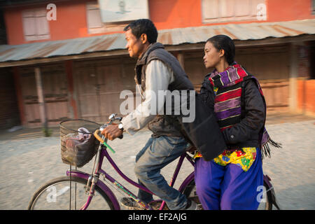 Bicyclers nel Terai - Shaktikhor, Nepal. Foto Stock