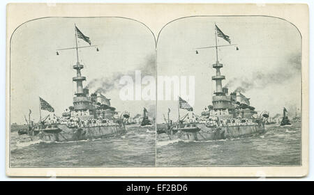 Questa fotografia di stereovisione mostra la corazzata della Marina degli Stati Uniti "Massachusetts" durante la prima guerra mondiale. La nave era una delle navi più potenti del suo tempo e giocò un ruolo significativo nelle operazioni navali durante la guerra. È un simbolo della forza della Marina degli Stati Uniti durante la grande Guerra. Foto Stock