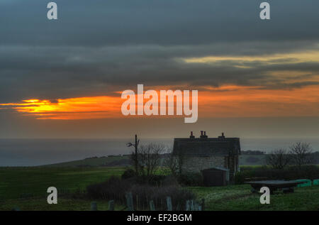 Eastbourne, East Sussex, Regno Unito. 25th gennaio 2015. UK Meteo: Tramonto attraverso le nuvole preso dalla strada vicino a East Dean Foto Stock