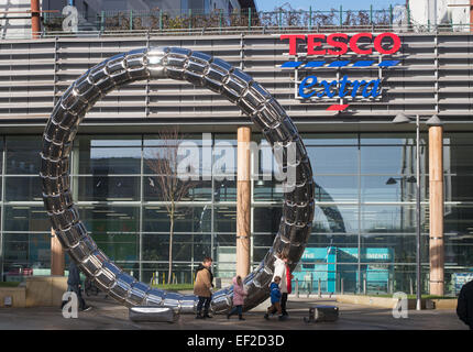 Tesco Extra store firmare visto con acciaio inossidabile alo scultura, Gateshead, North East England Regno Unito Foto Stock