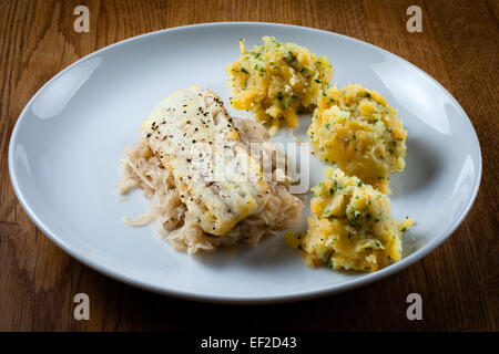 Piatto con palle di pesce e rapa Foto Stock