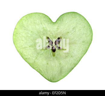 Verde mela sezione trasversale conformata come cuore su sfondo bianco Foto Stock