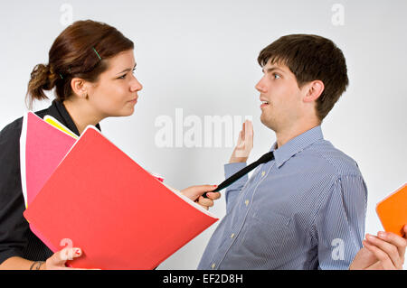 Donna Uomo tirando il tirante Foto Stock