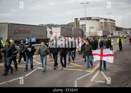 Kent, Regno Unito. 25 gennaio, 2015. Far-Right protesta contro gli immigrati clandestini a Dover Credito: Guy Corbishley/Alamy Live News Foto Stock