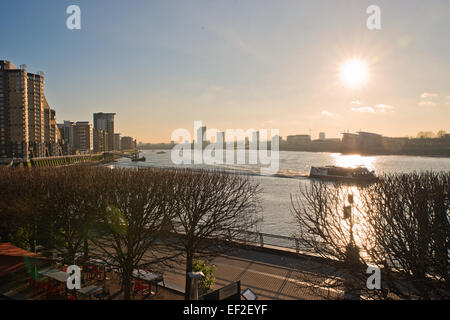 Serata della luce del sole di scena del Fiume Tamigi a Canary Wharf London REGNO UNITO Foto Stock