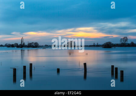 In tarda serata la spia sopra l'allagato Somerset livelli a Graylake dalla A358 in febbraio Foto Stock