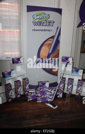 Pulite con lo Swiffer la pulizia di Spotlight conversazioni - Arrivi con: Eric  Stonestreet dove: la città di New York, New York, Stati Uniti quando: 23  Lug 2014 Foto stock - Alamy