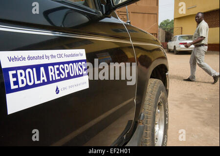 Freetown, Sierra Leone. Xvii gen, 2015. Gennaio 16, 2015 a Freetown in Sierra Leone - Un veicolo donata dalla fondazione di CDC al CDC gli sforzi di Ebola in Sierra Leone per le strade di Freetown. © David Snyder/ZUMA filo/Alamy Live News Foto Stock