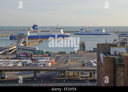DFDS traghetto, MS Delft Seaways la manovra di retromarcia nel suo posto di ormeggio nel porto di Dover, un mio collegamento marittimo nave passa dietro. Foto Stock