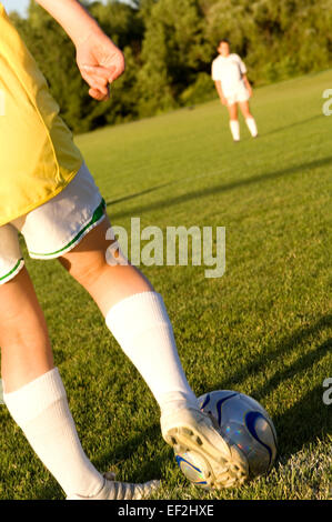 Le ragazze che giocano a calcio Foto Stock