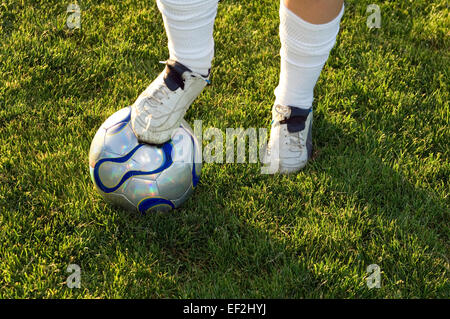 Ragazza che giocano a calcio Foto Stock