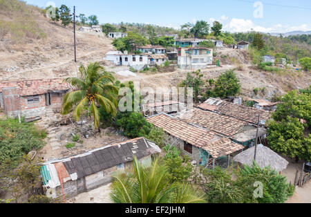 La povertà cubano lo stile di vita e il paesaggio: tipiche case fatiscenti, fattorie e baracche in un malandato povero villaggio vicino a Trinidad, Cuba Foto Stock