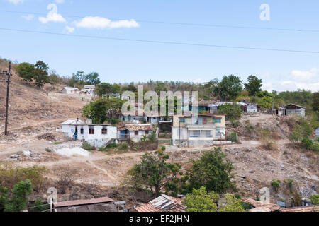 La povertà cubano lo stile di vita e il paesaggio: tipiche case fatiscenti, fattorie e baracche in un malandato povero villaggio vicino a Trinidad, Cuba Foto Stock