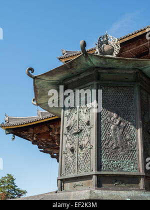 Tempio di Todai-ji Daibutsu-den tempio incensiere di ferro Foto Stock