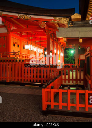 Di Fushimi-Inari Taisha tempio colori rosso nella notte le luci Foto Stock