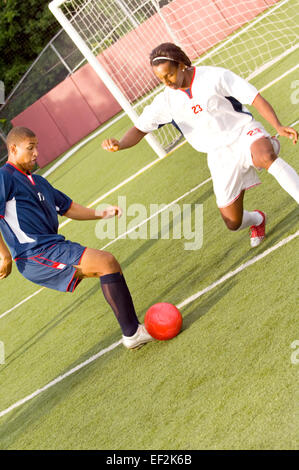 I giocatori di calcio giocando una partita di calcio Foto Stock