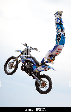 Barcellona - giu 28: un pilota professionista al FMX (Freestyle Motocross) concorrenza a LKXA sport estremi. Foto Stock