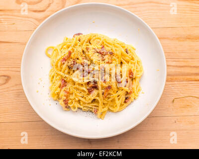Cibo Spaghetti alla carbonara tradizionale fatto in modo romana con pasta uova pancetta e formaggio Foto Stock