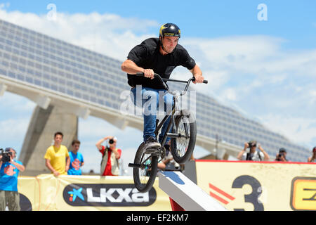 Barcellona - giu 28: un pilota professionista presso la BMX (bicicletta motocross) Flatland concorrenza a LKXA sport estremi. Foto Stock