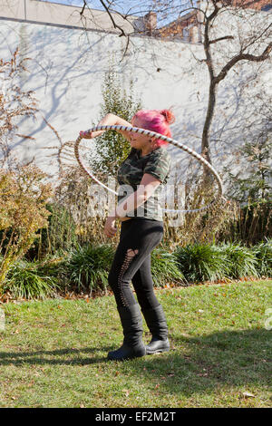 Donna che esercitano con hoola hoop - USA Foto Stock