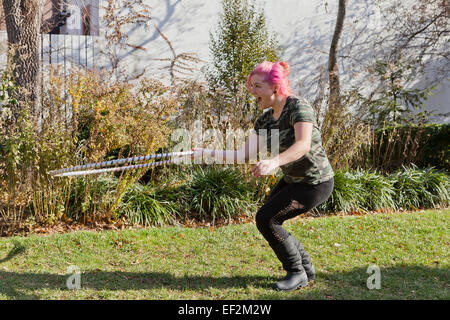 Donna che esercitano con hoola hoop - USA Foto Stock