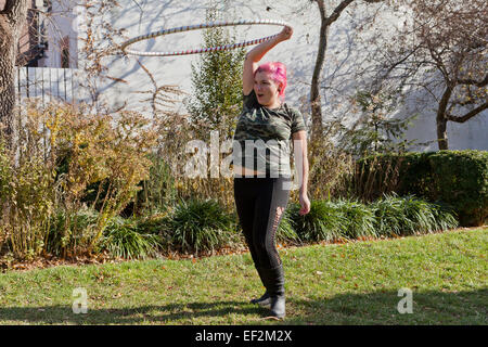 Donna che esercitano con hoola hoop - USA Foto Stock