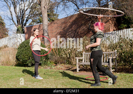 Le giovani donne che esercitano con hoola hoops - USA Foto Stock