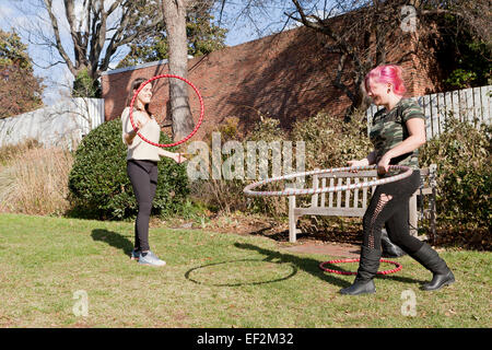 Le giovani donne che esercitano con hoola hoops - USA Foto Stock