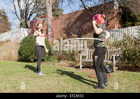 Le giovani donne che esercitano con hoola hoops - USA Foto Stock