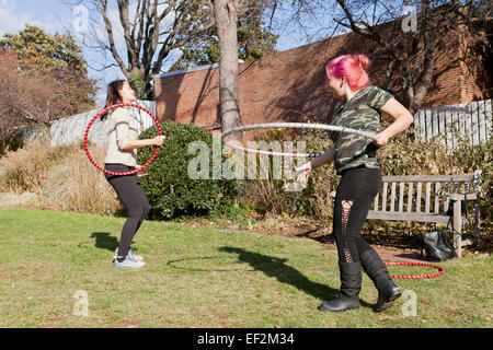 Le giovani donne che esercitano con hoola hoops - USA Foto Stock