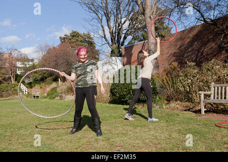 Le giovani donne che esercitano con hoola hoops - USA Foto Stock