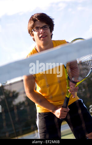 Giocatore di Tennis solo su di una corte Foto Stock