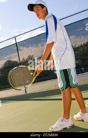 Giocatore di Tennis solo su di una corte Foto Stock