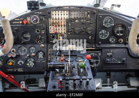 Il Cockpit di formazione russa biplano Antonov AN2 Foto Stock