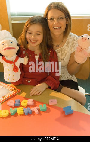 Donna e bambina gioca con marionette Foto Stock