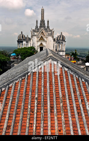 Thailandia - Vista su un tetto di tegole sulla cima ovest di Khoa Wang, posizione di uno dei palazzi di Rama IV, (Re Mongkut). Foto Stock