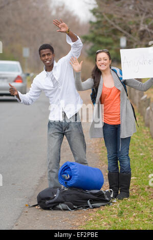 Due persone autostop Foto Stock