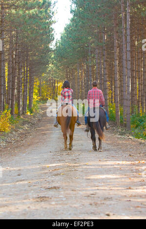 Giovane andando a cavallo Foto Stock