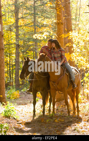 Giovane a cavallo nella foresta Foto Stock