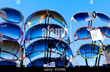 Un paio di occhiali da sole outdoor display con vivid blue sky in background. Foto Stock