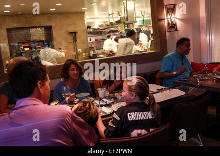 I clienti a pranzare in una ventina di un ristorante nel nord Salem, NY. Foto Stock