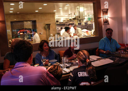 I clienti a pranzare in una ventina di un ristorante nel nord Salem, NY. Foto Stock