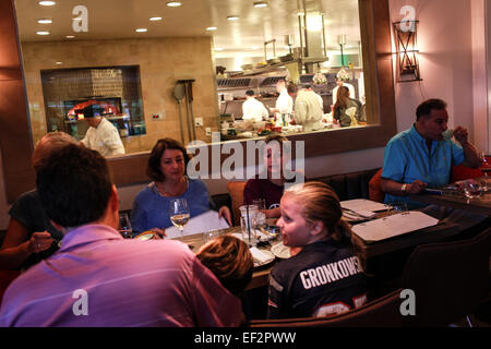 I clienti a pranzare in una ventina di un ristorante nel nord Salem, NY. Foto Stock