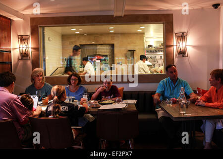 I clienti a pranzare in una ventina di un ristorante nel nord Salem, NY. Foto Stock