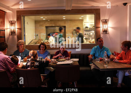 I clienti a pranzare in una ventina di un ristorante nel nord Salem, NY. Foto Stock