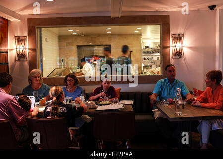 I clienti a pranzare in una ventina di un ristorante nel nord Salem, NY. Foto Stock